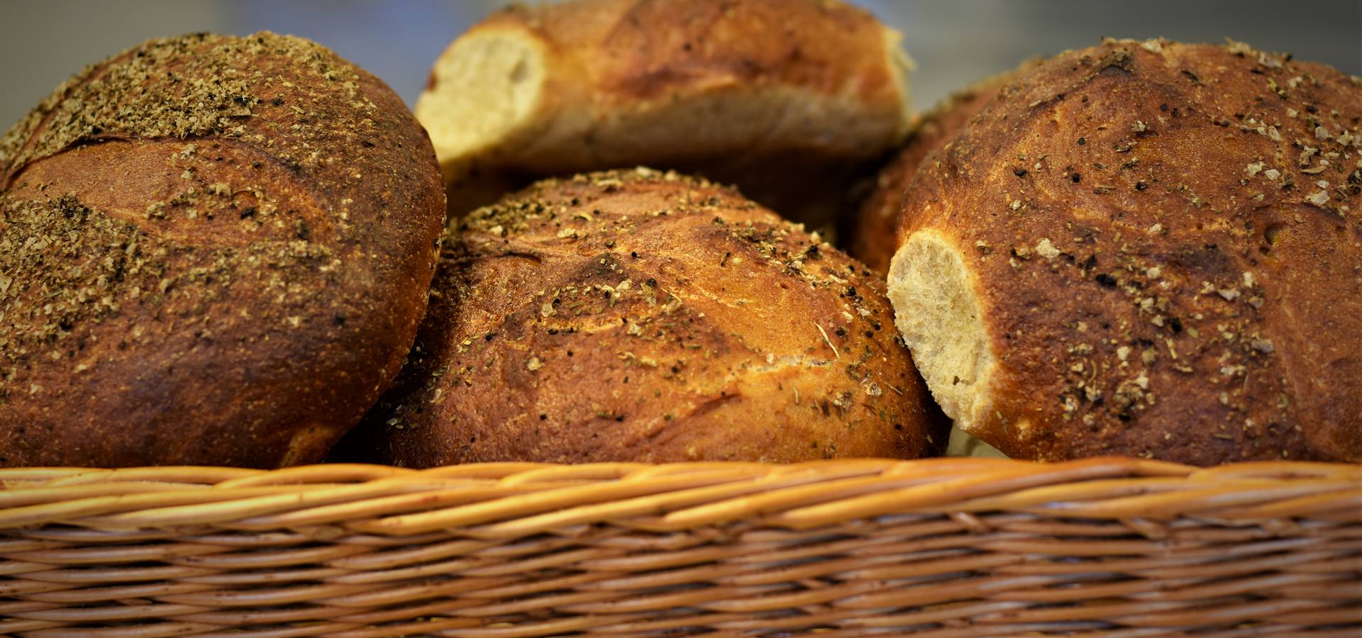Kurv med nybagte økologiske brød